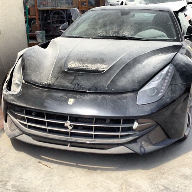 Ferrari-F12Berlinetta-Crash-Dubai-1_thumb[2].jpg