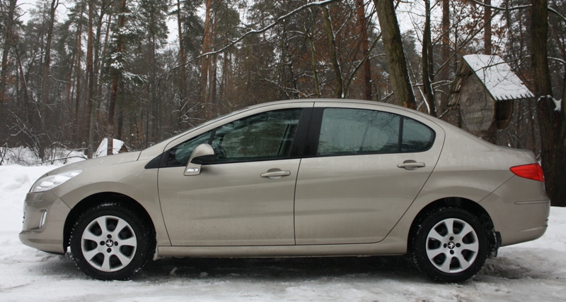 Peugeot_408_02.JPG