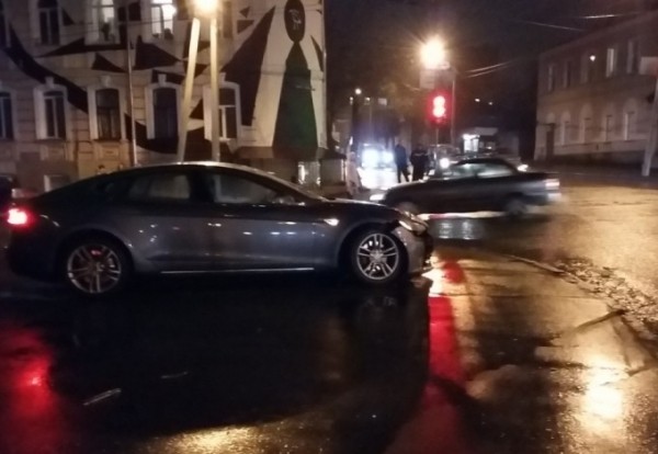 авария с Tesla Model S авария с Tesla Model S