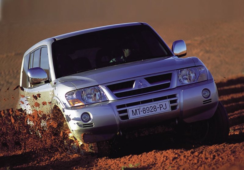 mitsubishi_pajero_08.jpg