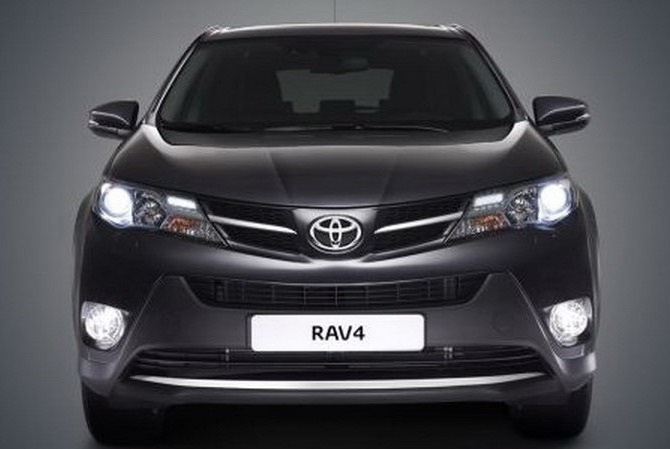 2013-Toyota-RAV4_02.jpg