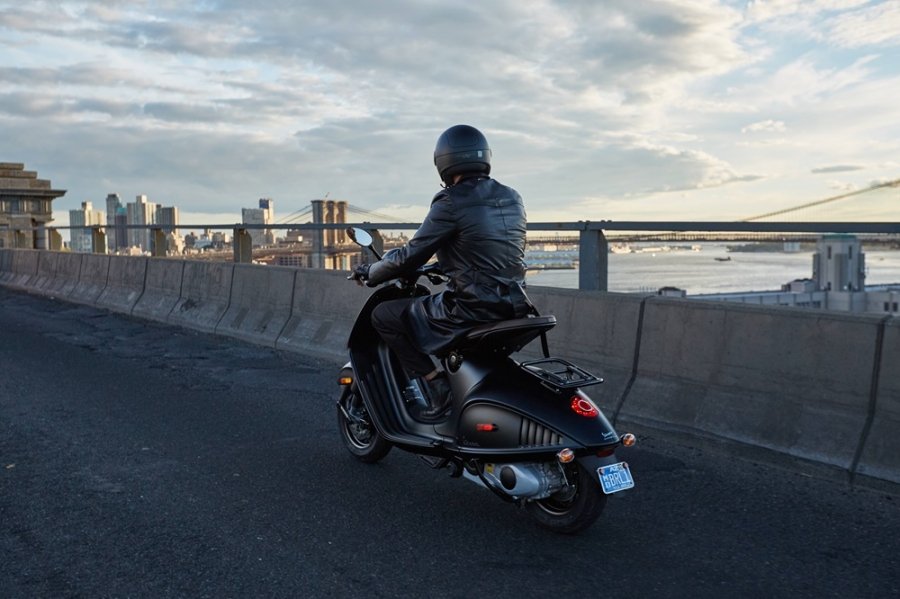Vespa 946 Emporio Armani