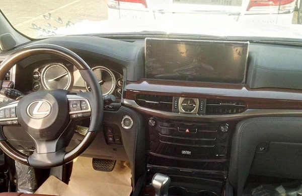 Lexus LX салон