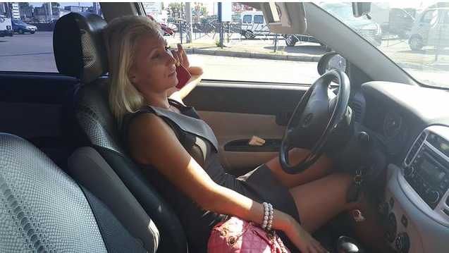 блондинка в авто