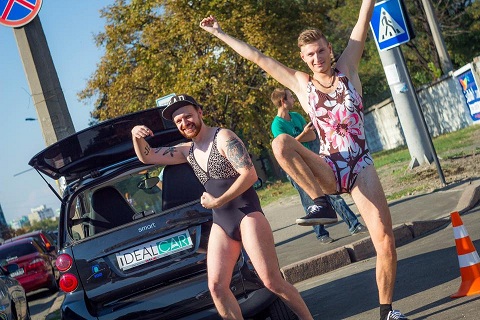 мужчина в купальнике на заправке мужчина в купальнике на заправке