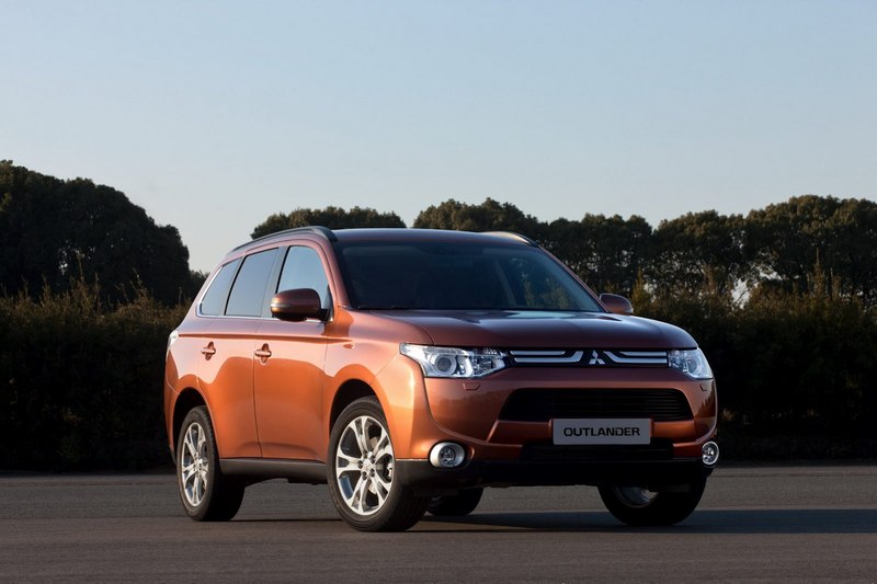 2013-Mitsubishi-Outlander-.JPG