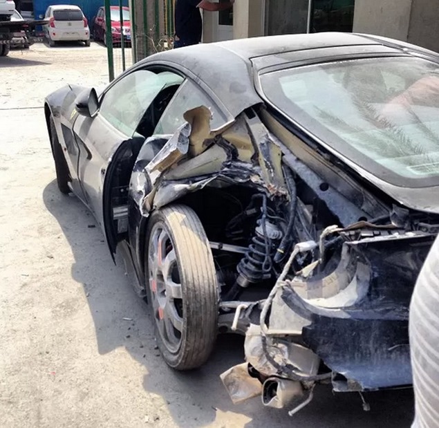 Ferrari-F12Berlinetta-Crash-Dubai-2_thumb[2].jpg